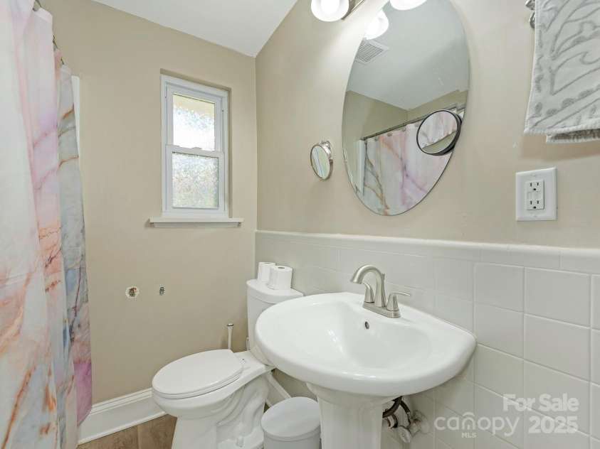 1301 Kings Drive, Charlotte, NC 28207.  MLS# CAR4253183, YatesRealty ID 6409. 