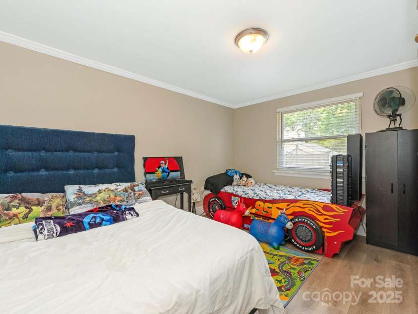 1301 Kings Drive, Charlotte, NC 28207.  MLS# CAR4253183, YatesRealty ID 6409. 