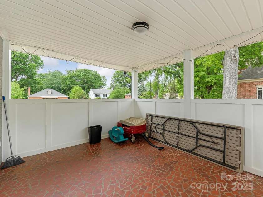 1301 Kings Drive, Charlotte, NC 28207.  MLS# CAR4253183, YatesRealty ID 6409. 