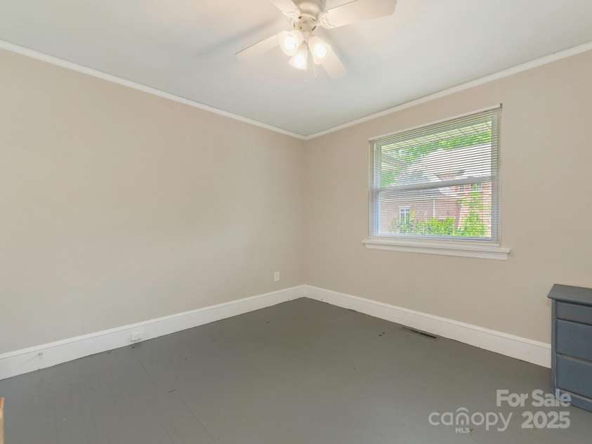 1301 Kings Drive, Charlotte, NC 28207.  MLS# CAR4253183, YatesRealty ID 6409. 