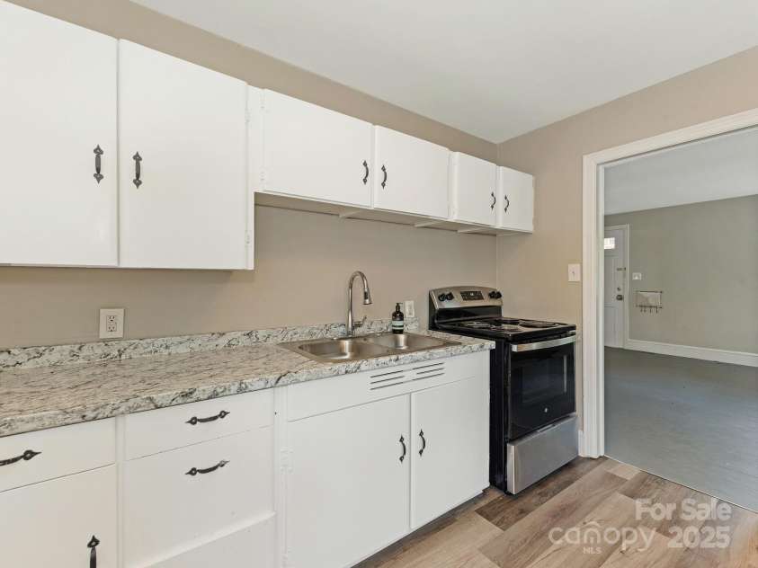 1301 Kings Drive, Charlotte, NC 28207.  MLS# CAR4253183, YatesRealty ID 6409. 