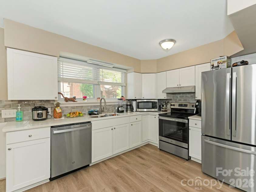 1301 Kings Drive, Charlotte, NC 28207.  MLS# CAR4253183, YatesRealty ID 6409. 