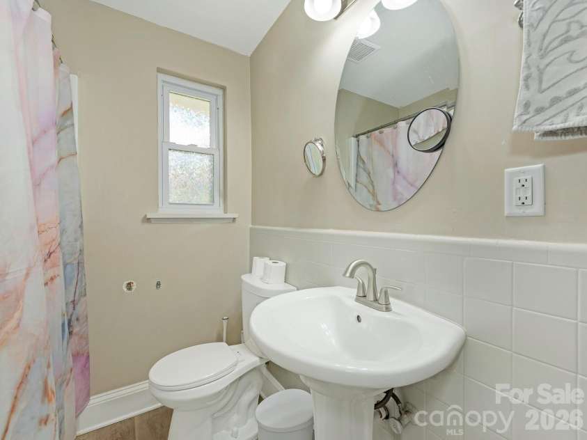 1301 Kings Drive, Charlotte, NC 28207.  MLS# CAR4253183, YatesRealty ID 6409. 