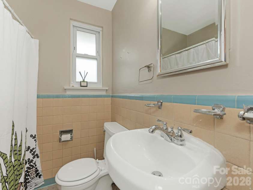 1301 Kings Drive, Charlotte, NC 28207.  MLS# CAR4253183, YatesRealty ID 6409. 