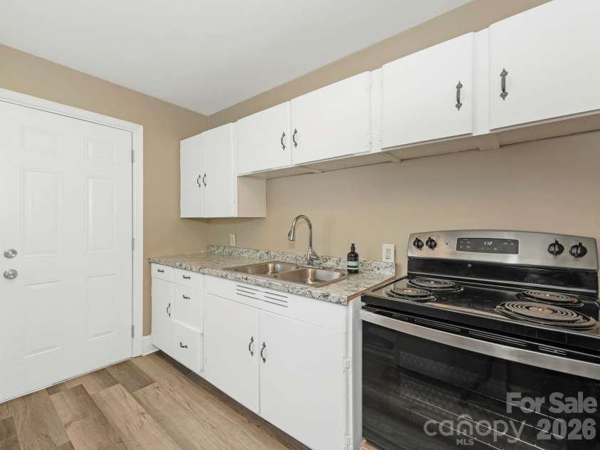 1301 Kings Drive, Charlotte, NC 28207.  MLS# CAR4253183, YatesRealty ID 6409. 