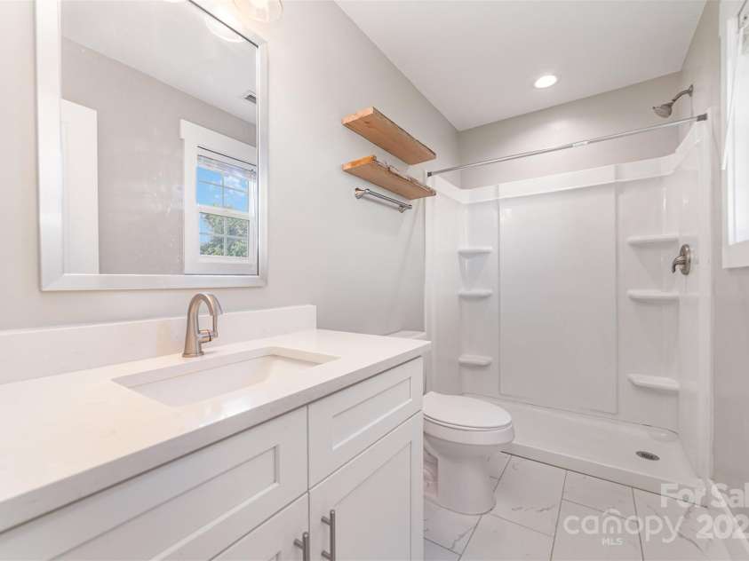 1003 Hunter Valley Road, Shelby, NC 28150.  MLS# CAR4306472, YatesRealty ID 641. Primary Suite Bathroom