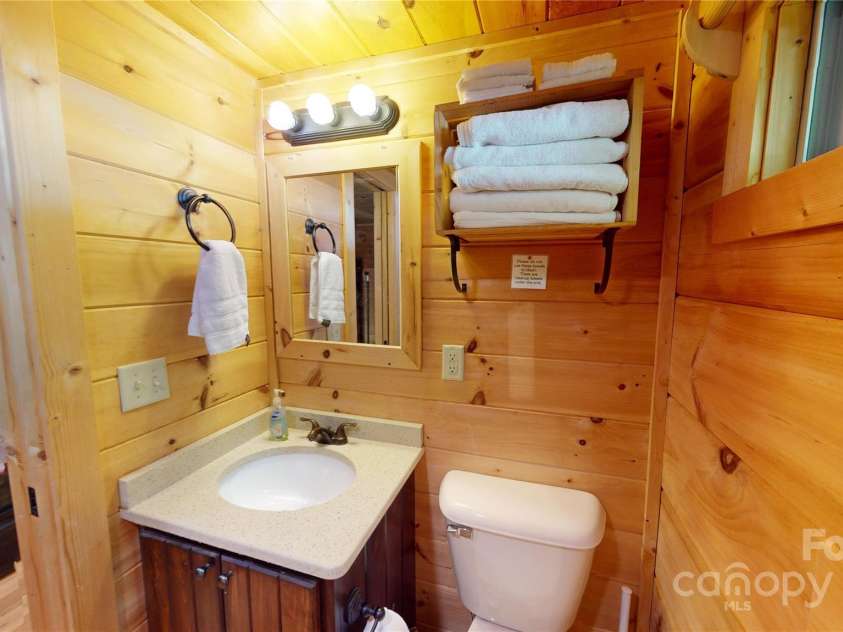 78 Smiling Fox Trail, Brevard, NC 28712.  MLS# CAR4176816, YatesRealty ID 641. Cabins bathroom