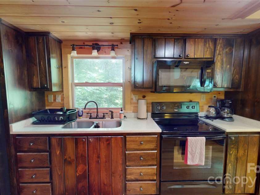 78 Smiling Fox Trail, Brevard, NC 28712.  MLS# CAR4176816, YatesRealty ID 641. Cabins kitchen