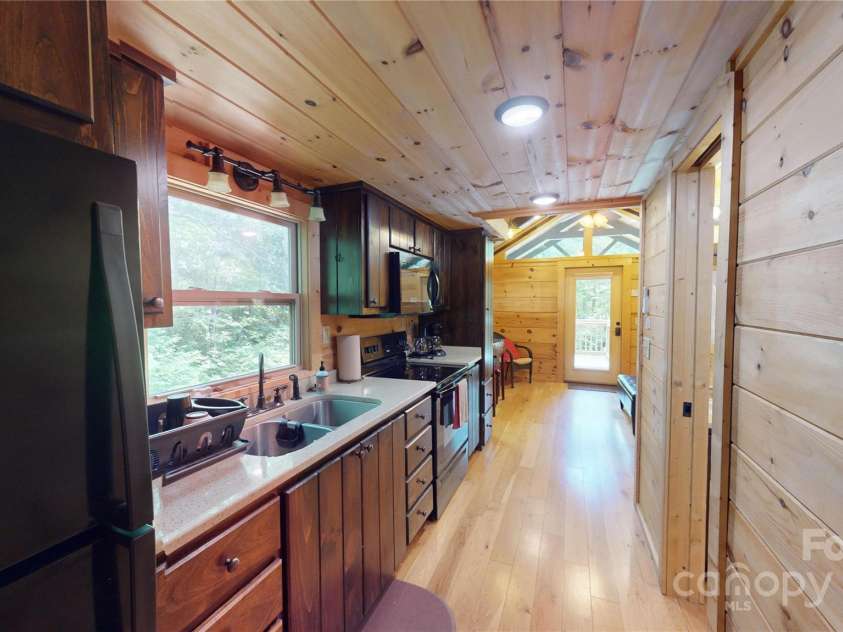 78 Smiling Fox Trail, Brevard, NC 28712.  MLS# CAR4176816, YatesRealty ID 641. Cabins kitchen