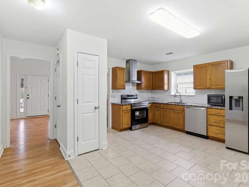 2126 Downing Street, Charlotte, NC 28205.  MLS# CAR4338705, YatesRealty ID 6411. Kitchen 