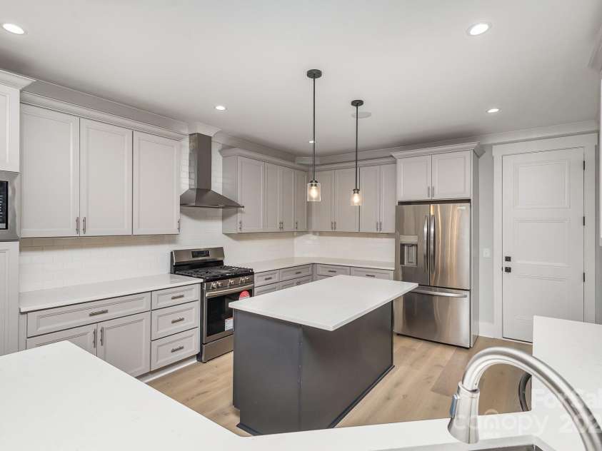 2305 Sanders Avenue, Charlotte, NC 28216.  MLS# CAR4187672, YatesRealty ID 6413. Gorgeous cabinets with soft close feature