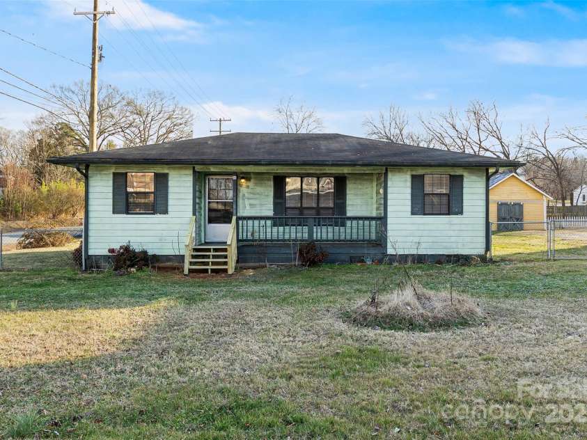 90 2nd Street, Catawba, NC 28609.  MLS# CAR4333230, YatesRealty ID 6414. 