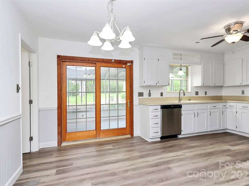 10432 Camelback Circle, Charlotte, NC 28226.  MLS# CAR4243128, YatesRealty ID 6415. Generously sized kitchen and dining area