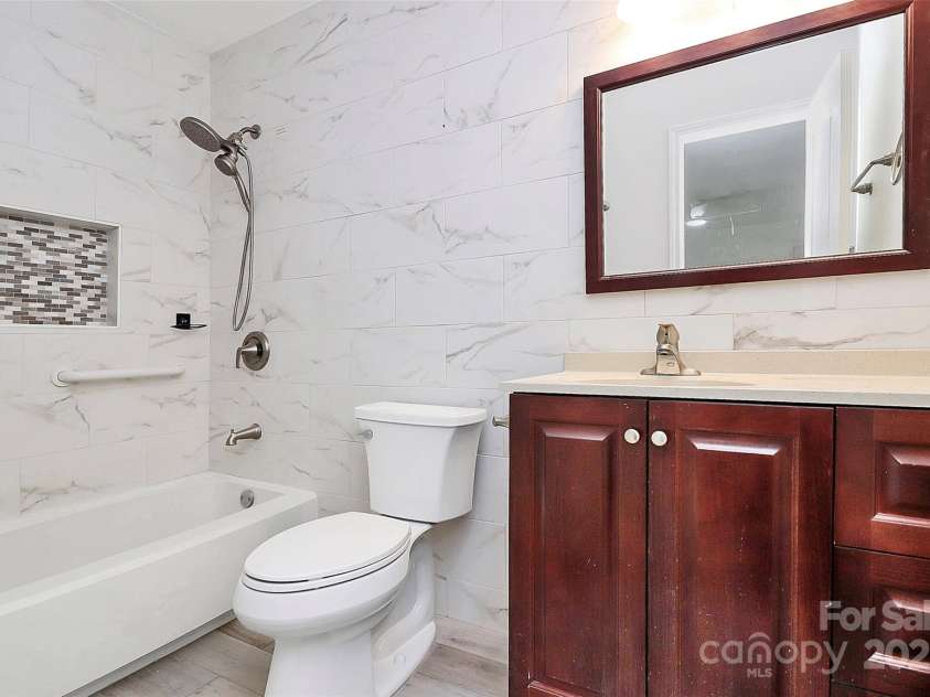 10432 Camelback Circle, Charlotte, NC 28226.  MLS# CAR4243128, YatesRealty ID 6415. Upper full bath