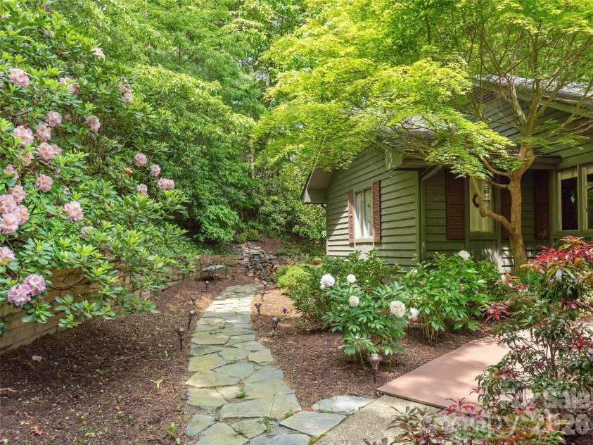 204 Greenleaf Drive, Flat Rock, NC 28731.  MLS# CAR4349338, YatesRealty ID 6415. 