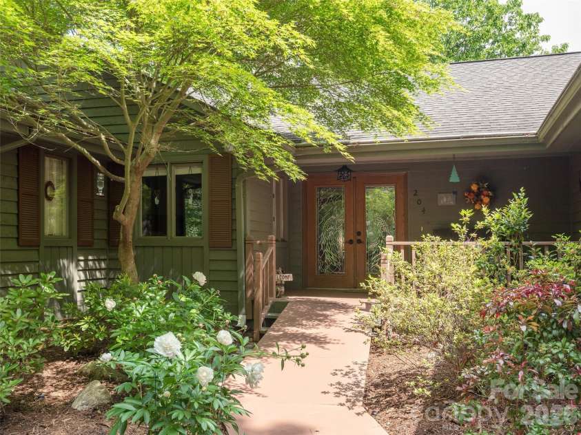 204 Greenleaf Drive, Flat Rock, NC 28731.  MLS# CAR4349338, YatesRealty ID 6415. 