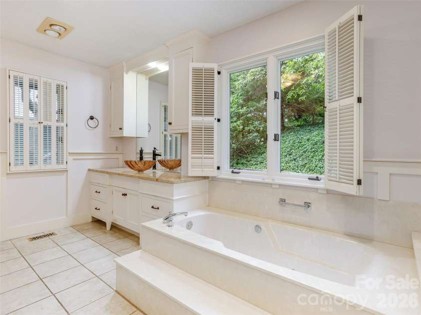 204 Greenleaf Drive, Flat Rock, NC 28731.  MLS# CAR4349338, YatesRealty ID 6415. 