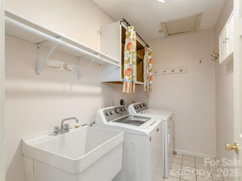 204 Greenleaf Drive, Flat Rock, NC 28731.  MLS# CAR4349338, YatesRealty ID 6415. 
