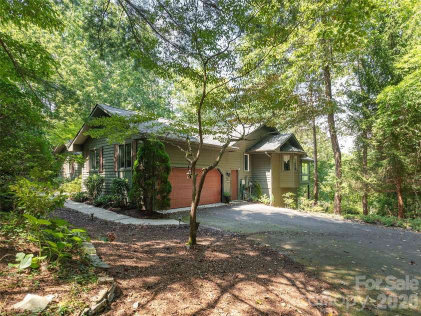 204 Greenleaf Drive, Flat Rock, NC 28731.  MLS# CAR4349338, YatesRealty ID 6415. 