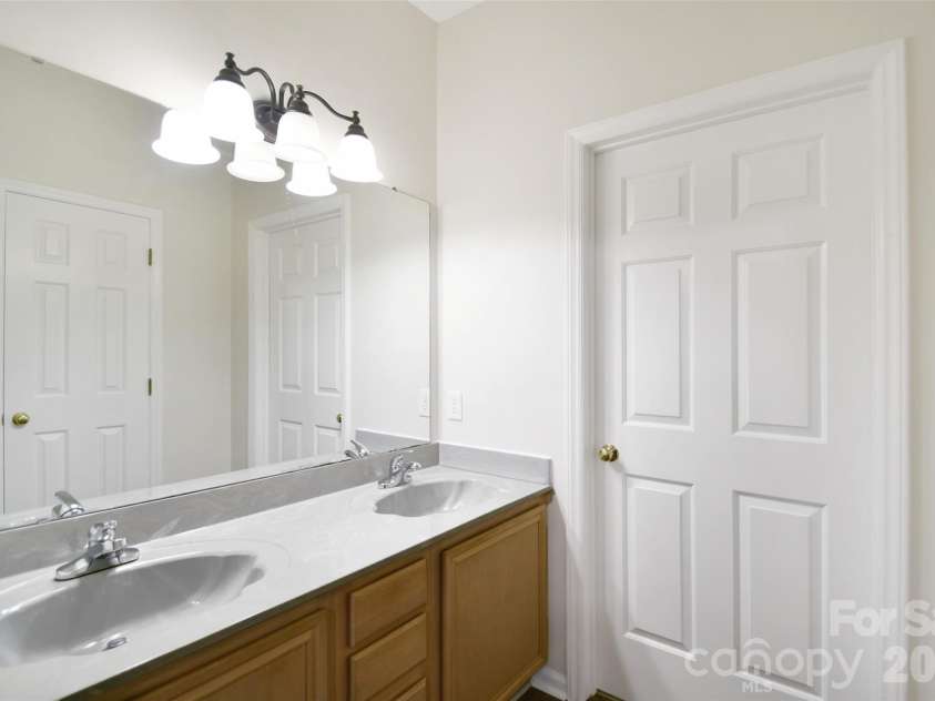 19968 Oak Leaf Circle, Cornelius, NC 28031.  MLS# CAR4362083, YatesRealty ID 6416. 
