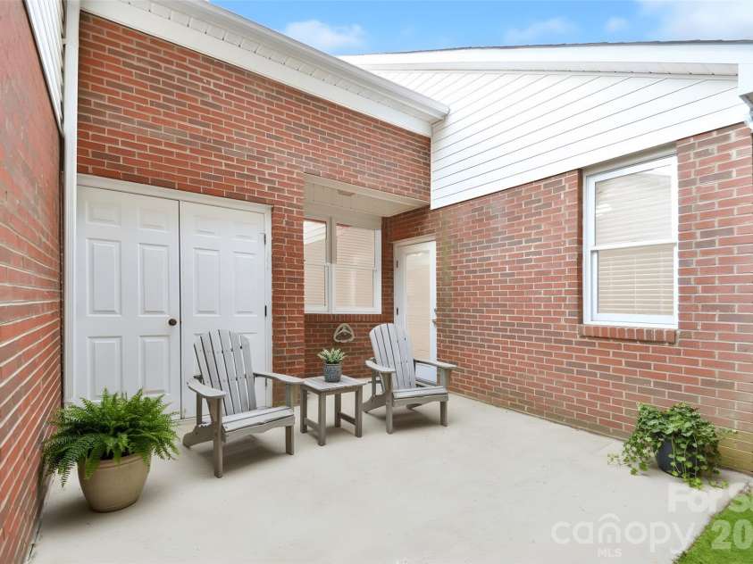 19968 Oak Leaf Circle, Cornelius, NC 28031.  MLS# CAR4362083, YatesRealty ID 6416. 