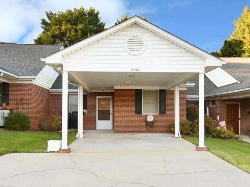 19968 Oak Leaf Circle, Cornelius, NC 28031.  MLS# CAR4362083, YatesRealty ID 6416. 