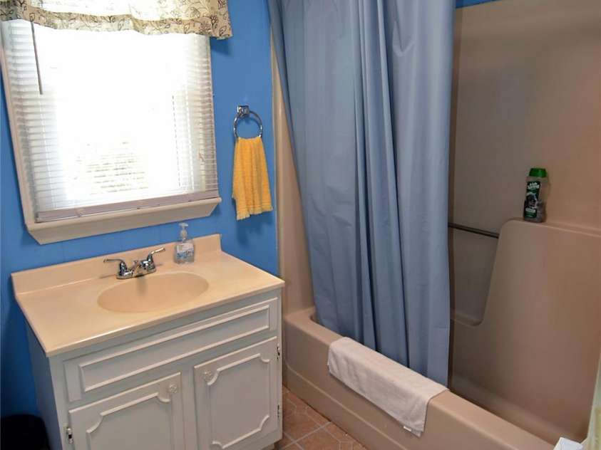 5360 Franklin Place, Collettsville, NC 28611.  MLS# CAR4240351, YatesRealty ID 6416. Apartment bath