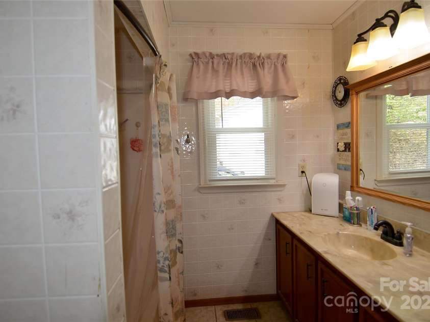 5360 Franklin Place, Collettsville, NC 28611.  MLS# CAR4240351, YatesRealty ID 6416. Bathroom