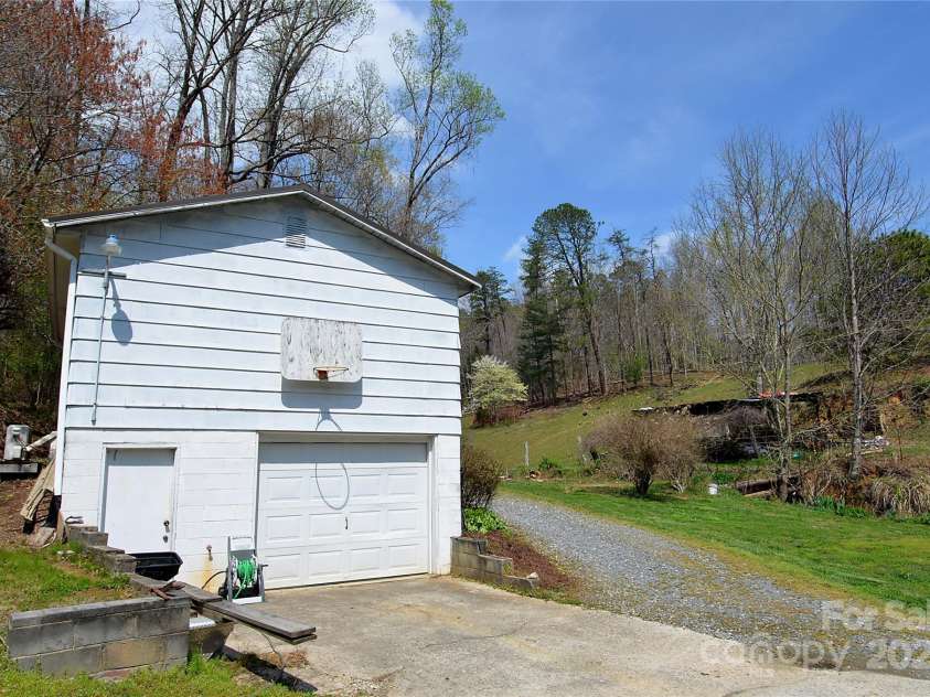 5360 Franklin Place, Collettsville, NC 28611.  MLS# CAR4240351, YatesRealty ID 6416. Garage Apartment