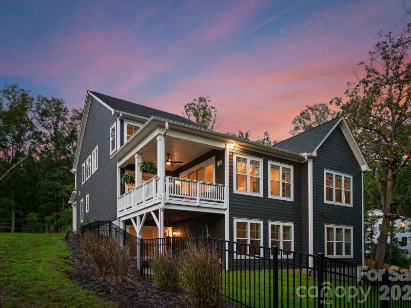 16515 Munson Hill Road, Charlotte, NC 28278.  MLS# CAR4393885, YatesRealty ID 6418. Fenced Backyard