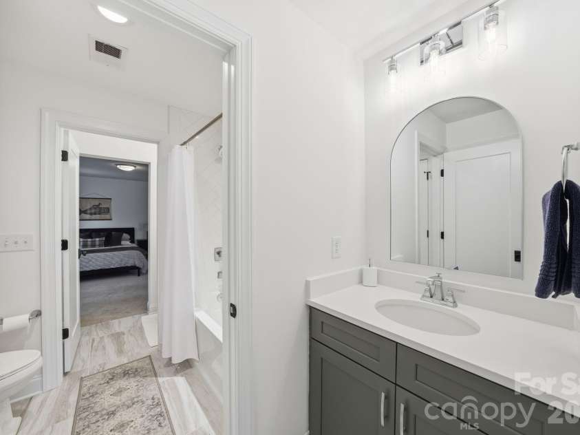 16515 Munson Hill Road, Charlotte, NC 28278.  MLS# CAR4393885, YatesRealty ID 6418. Jack and Jill Bathroom, Upper Level