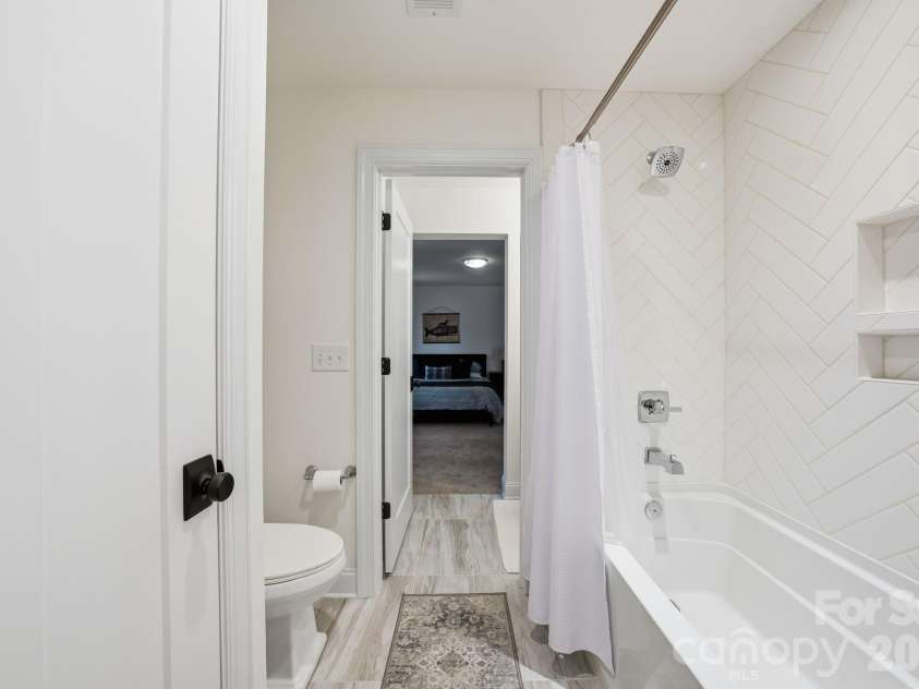 16515 Munson Hill Road, Charlotte, NC 28278.  MLS# CAR4393885, YatesRealty ID 6418. Jack and Jill Bathroom, Upper Level