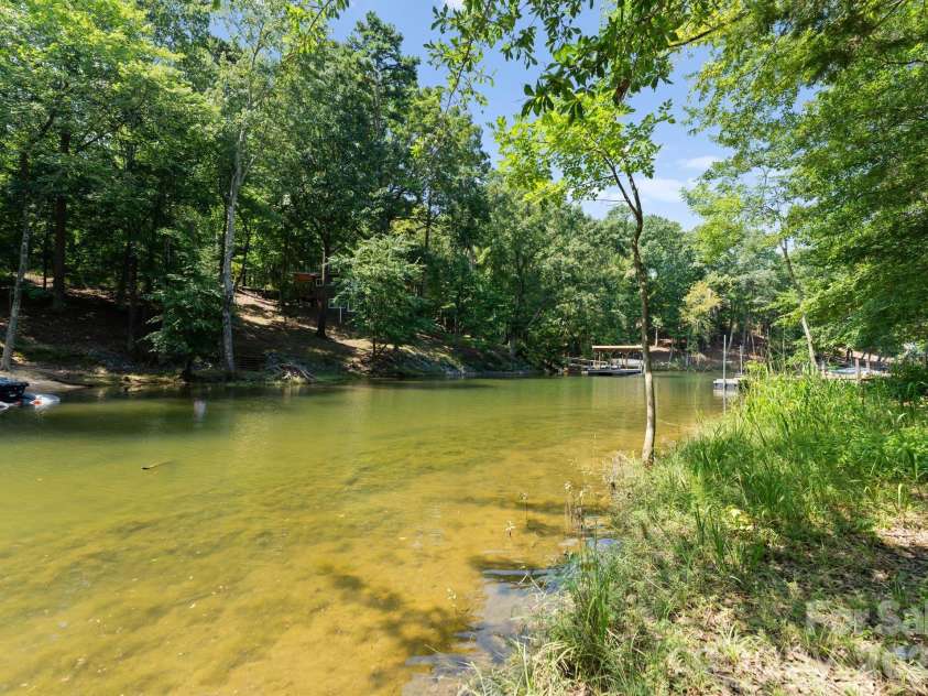 16515 Munson Hill Road, Charlotte, NC 28278.  MLS# CAR4393885, YatesRealty ID 6418. Lake Front Access