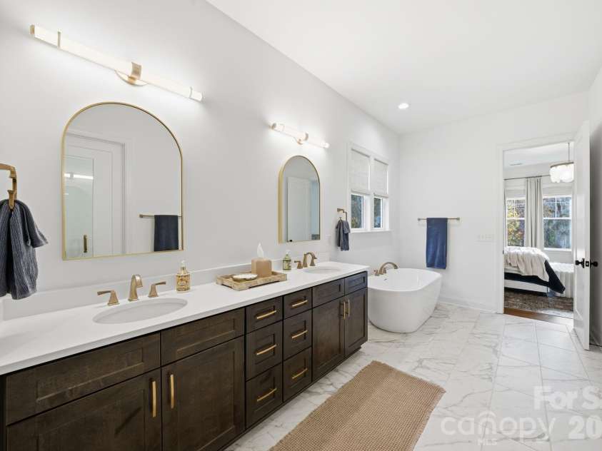 16515 Munson Hill Road, Charlotte, NC 28278.  MLS# CAR4393885, YatesRealty ID 6418. Primary Bathroom