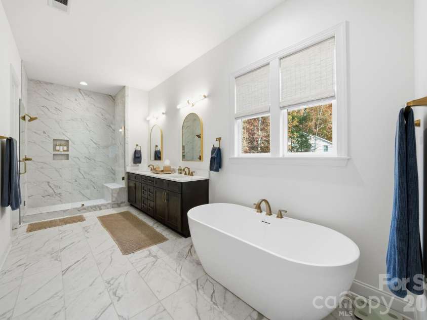 16515 Munson Hill Road, Charlotte, NC 28278.  MLS# CAR4393885, YatesRealty ID 6418. Primary Bathroom