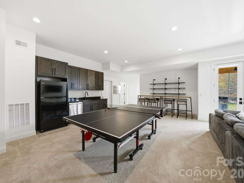 16515 Munson Hill Road, Charlotte, NC 28278.  MLS# CAR4393885, YatesRealty ID 6418. Recreation Room w/ Kitchenette, Basement Level