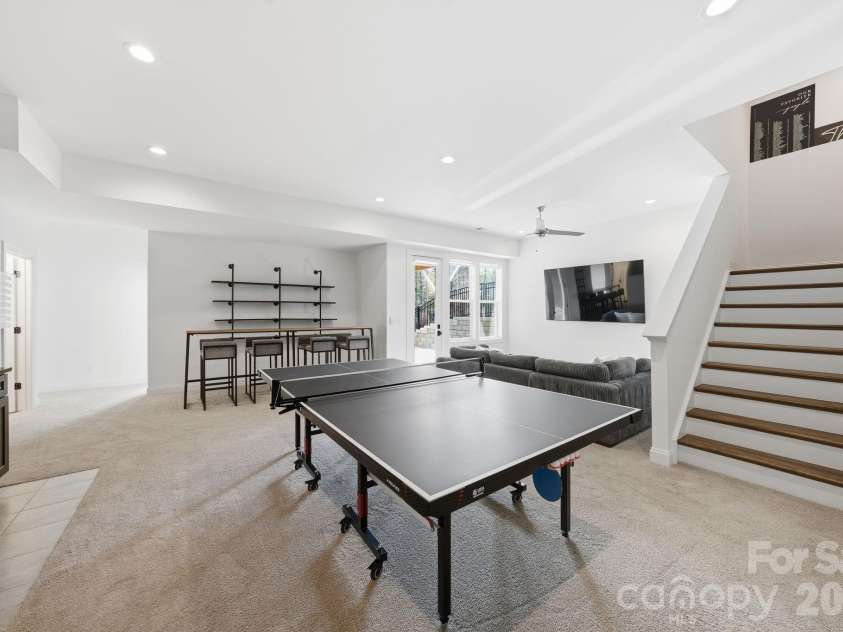 16515 Munson Hill Road, Charlotte, NC 28278.  MLS# CAR4393885, YatesRealty ID 6418. Recreation Room w/ Kitchenette, Basement Level
