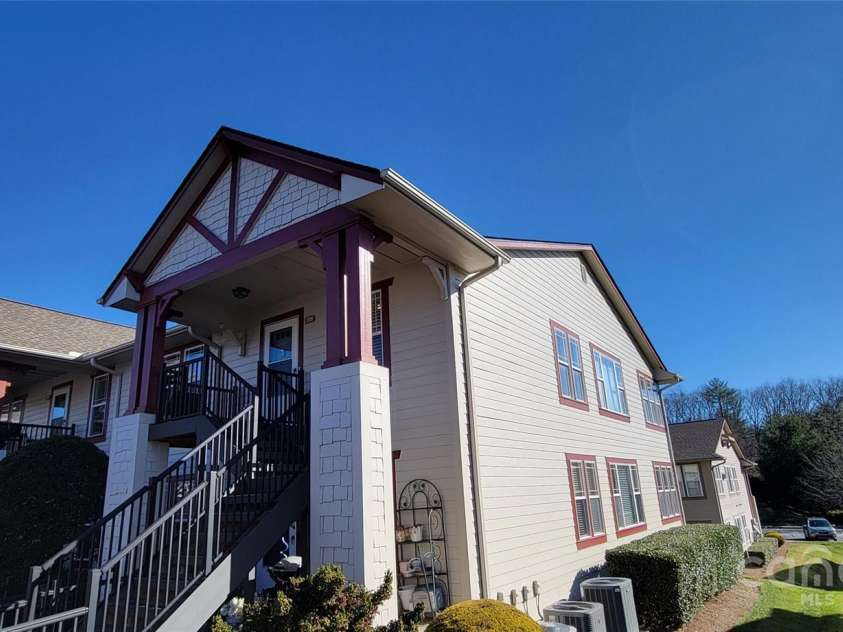 2306 Deermouse Way, Hendersonville, NC 28792.  MLS# CAR4205142, YatesRealty ID 6420. Welcome Home!