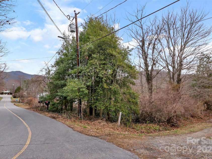 25 John Myra Avenue, Black Mountain, NC 28711.  MLS# CAR4233009, YatesRealty ID 6426. 