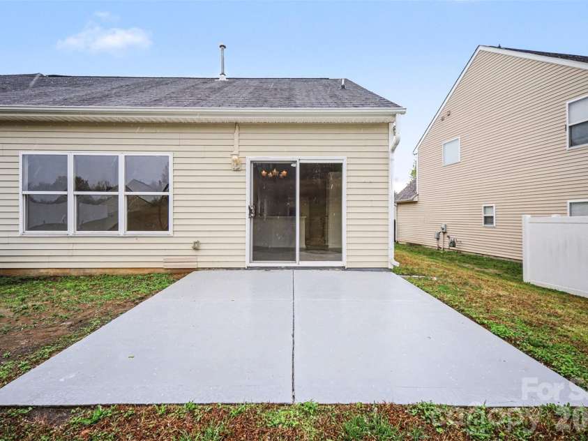 7941 Mossycup Drive, Charlotte, NC 28215.  MLS# CAR4292875, YatesRealty ID 6426. Back patio