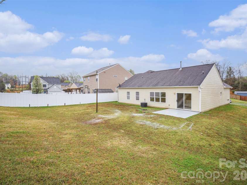 7941 Mossycup Drive, Charlotte, NC 28215.  MLS# CAR4292875, YatesRealty ID 6426. Backyard & Patio