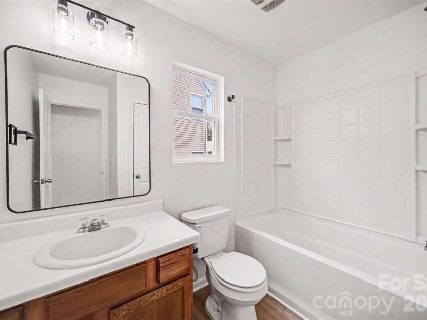 7941 Mossycup Drive, Charlotte, NC 28215.  MLS# CAR4292875, YatesRealty ID 6426. Bathroom 2