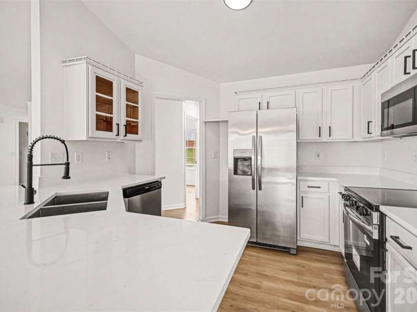 7941 Mossycup Drive, Charlotte, NC 28215.  MLS# CAR4292875, YatesRealty ID 6426. Kitchen