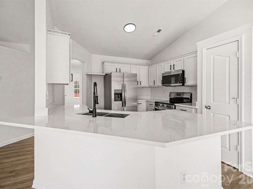 7941 Mossycup Drive, Charlotte, NC 28215.  MLS# CAR4292875, YatesRealty ID 6426. Kitchen