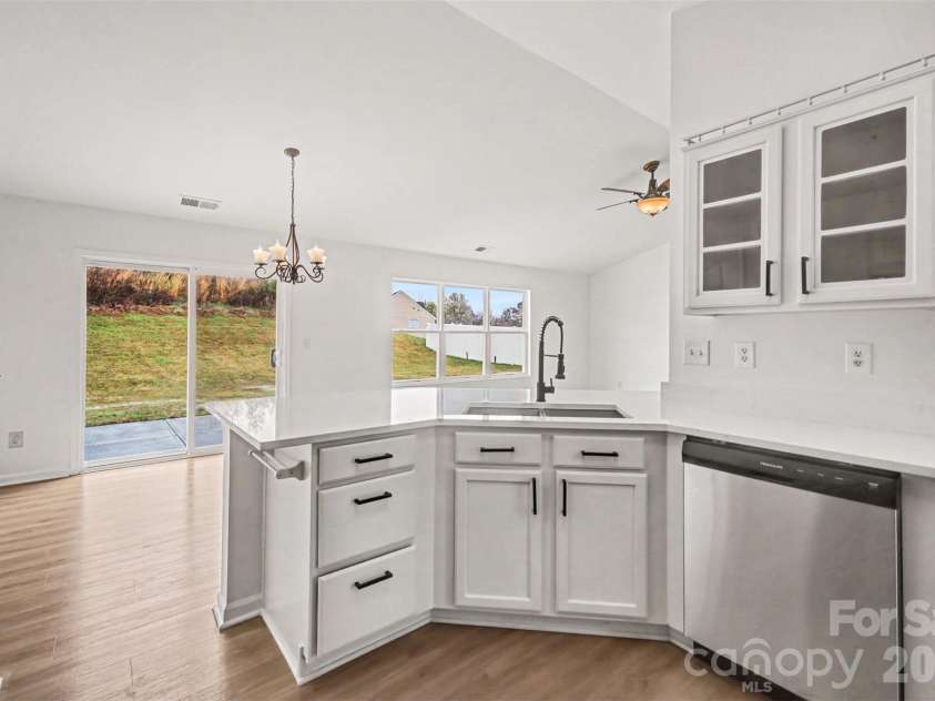 7941 Mossycup Drive, Charlotte, NC 28215.  MLS# CAR4292875, YatesRealty ID 6426. Kitchen