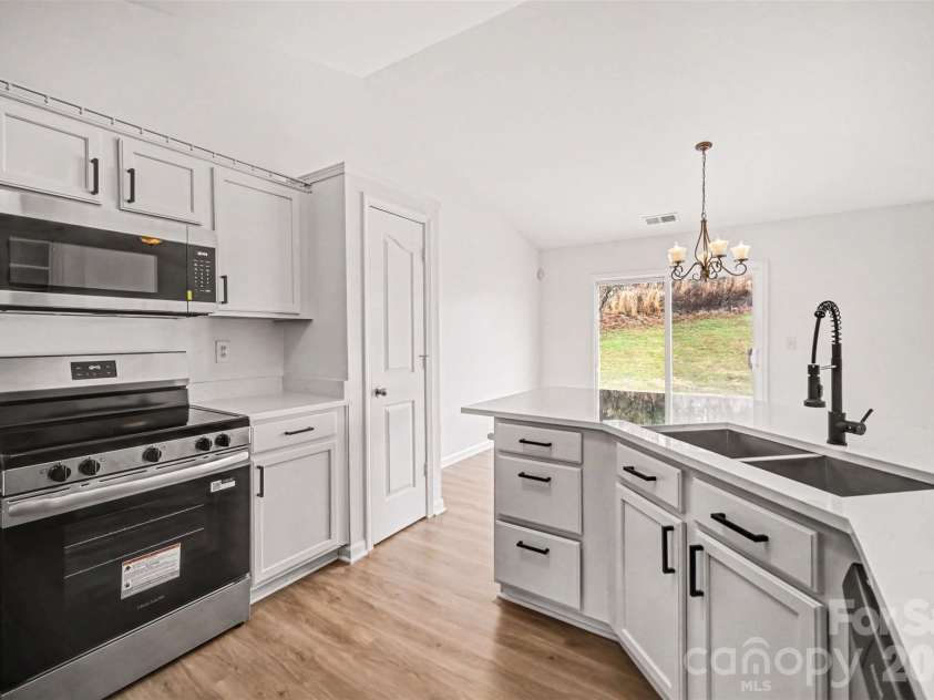 7941 Mossycup Drive, Charlotte, NC 28215.  MLS# CAR4292875, YatesRealty ID 6426. Kitchen