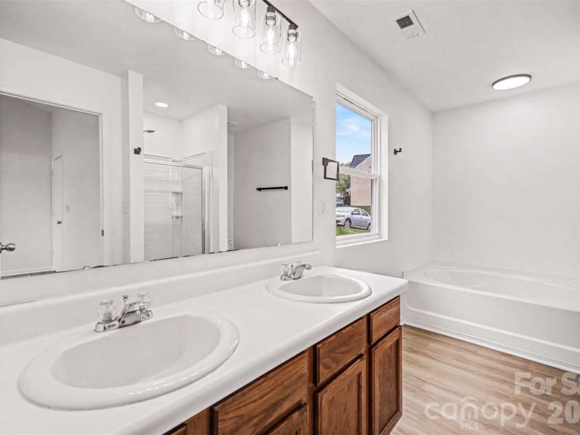 7941 Mossycup Drive, Charlotte, NC 28215.  MLS# CAR4292875, YatesRealty ID 6426. Primary Bathroom