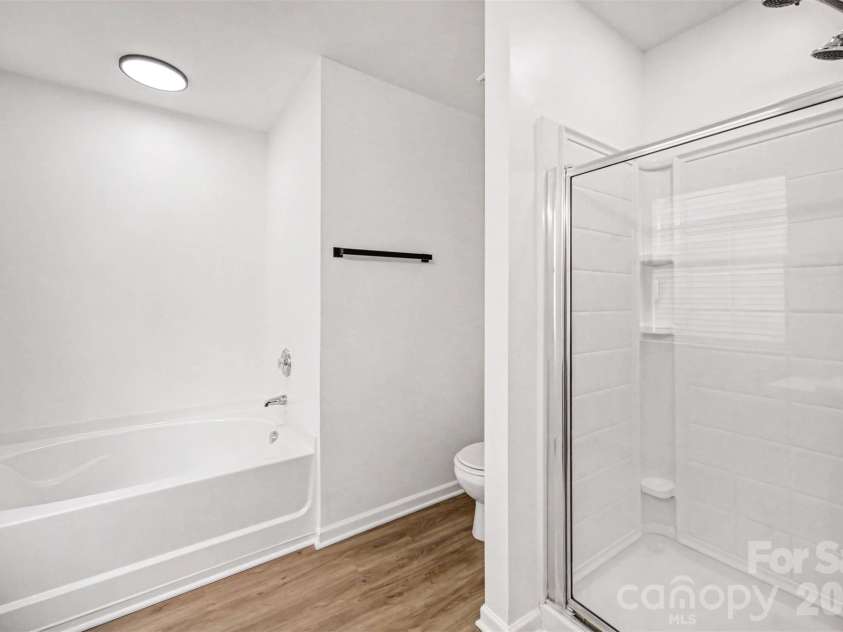 7941 Mossycup Drive, Charlotte, NC 28215.  MLS# CAR4292875, YatesRealty ID 6426. Primary Bathroom