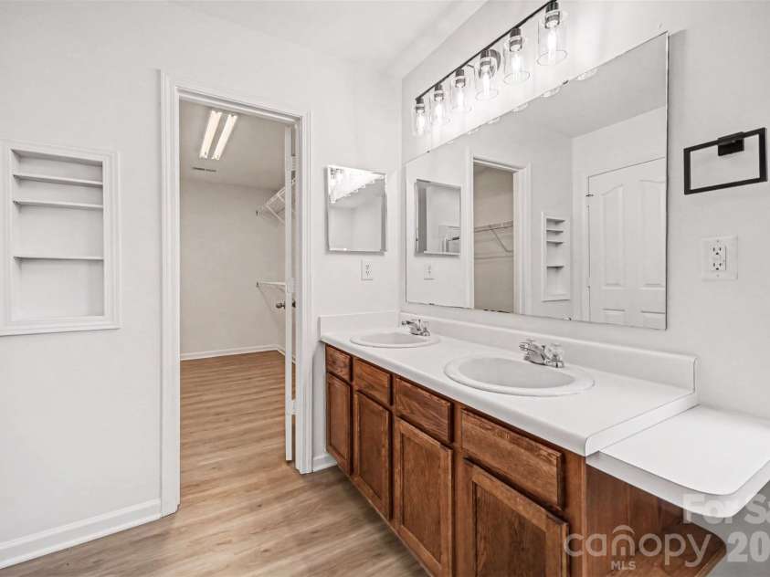 7941 Mossycup Drive, Charlotte, NC 28215.  MLS# CAR4292875, YatesRealty ID 6426. Primary Bathroom