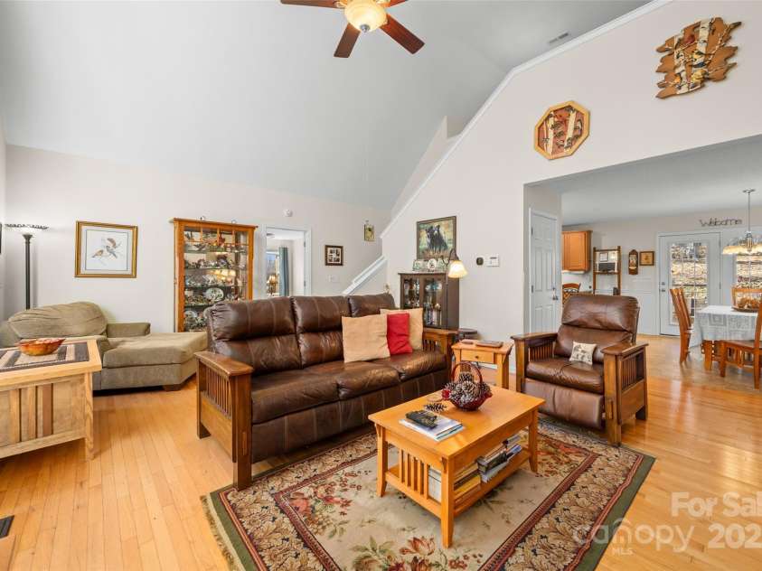 2959/2961 Bearwallow Mountain Road, Hendersonville, NC 28792.  MLS# CAR4320317, YatesRealty ID 6430. 